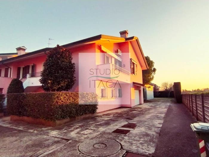 Casa con 6 locali in vendita in via Polesine, Paltana Mandria, Padova