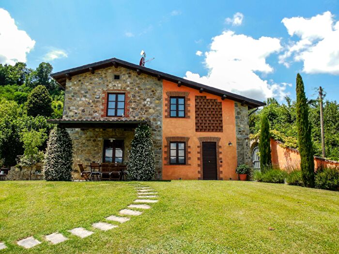 Casa con 16 locali in vendita in Camporgiano