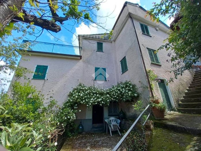 Casa con 6 locali in vendita in Località Cogozzo, Mezzanego