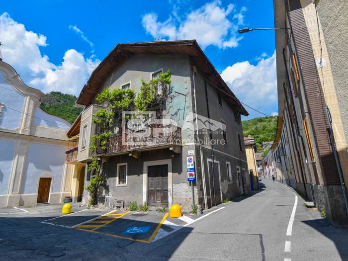 Casa con 6 locali in vendita in Piazza San Pietro, Centro, Condove
