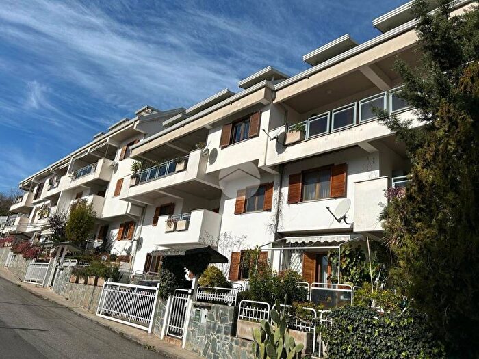 Appartamento quadrilocale in vendita in Via Gerolamo Sambiase, Acquedotto, Cosenza