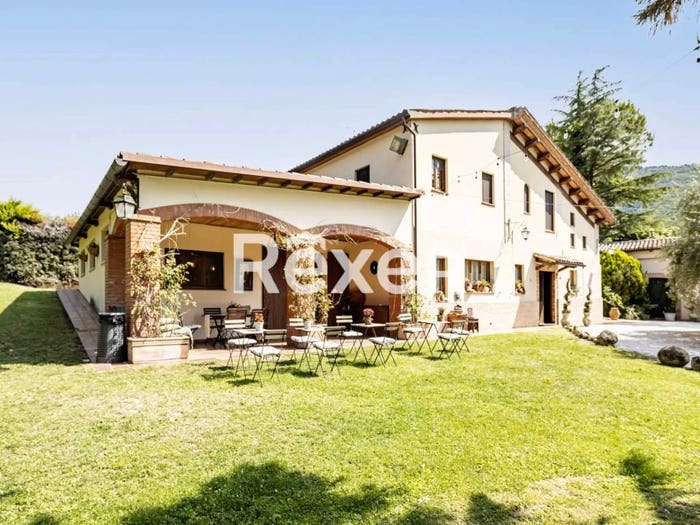 Casa con 6 locali in vendita in Frazione Rastia, Matelica
