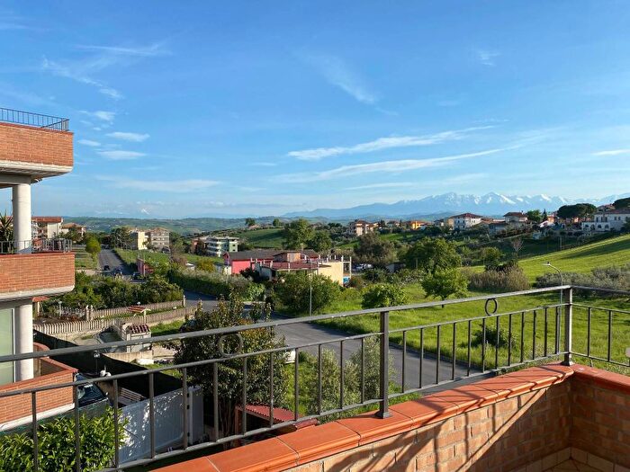 Appartamento trilocale in vendita in Via Giovanni Falcone, Centro, Mosciano Sant'Angelo