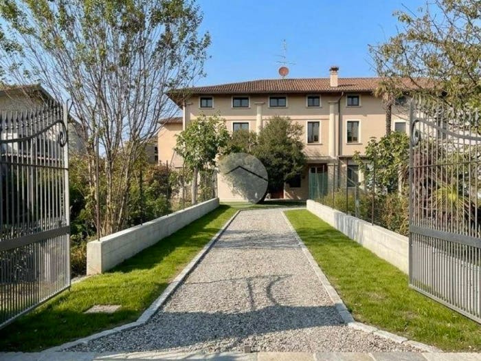 Casa con 6 locali in vendita in Piazza Paolo VI, Centro, Berlingo
