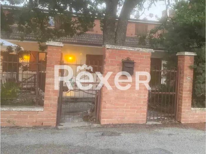 Casa con 6 locali in vendita in Via Collesanto, Fiastra