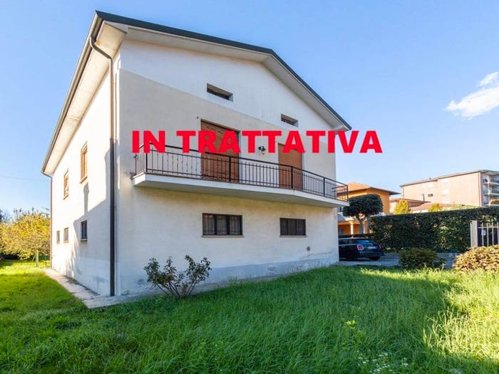 Casa quadrilocale in vendita in Via Don Cesare Cazzaniga, Centro, Merate