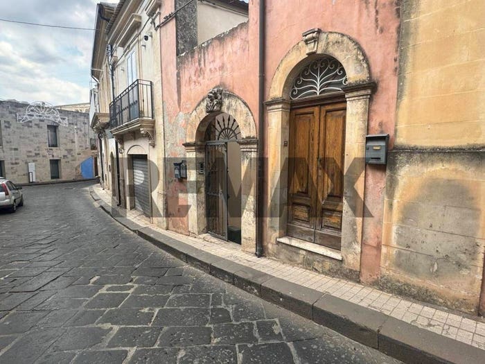 Casa con 5 locali in vendita in VIA GIUSEPPE GARIBALDI, Centro, Palazzolo Acreide