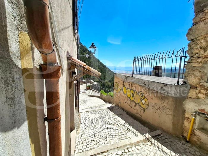 Casa trilocale in vendita in Via Morrone, Centro, Ovindoli