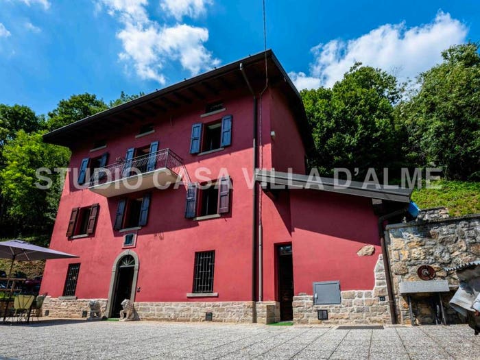Casa quadrilocale in vendita in Via Locatelli, Ubiale, Ubiale Clanezzo