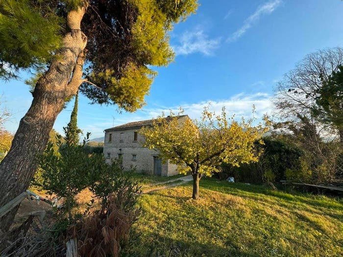 Casa con 6 locali in vendita in via San Pietro, Monterubbiano