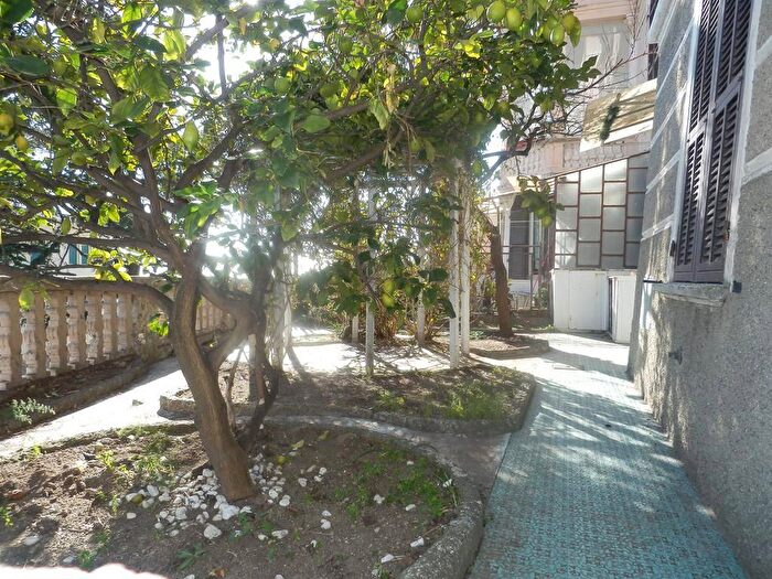 Appartamento con 6 locali in vendita in Via Amendola, Savona