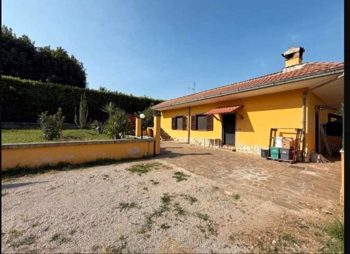 Casa trilocale in vendita in Via Colle Cagioli, Centro, Lariano