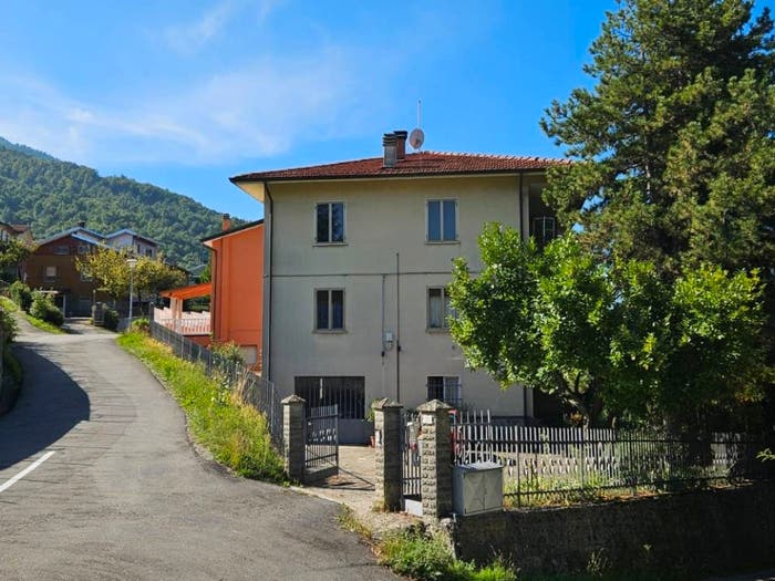 Casa con 6 locali in vendita in Via Divisione Julia, Centro, Varsi