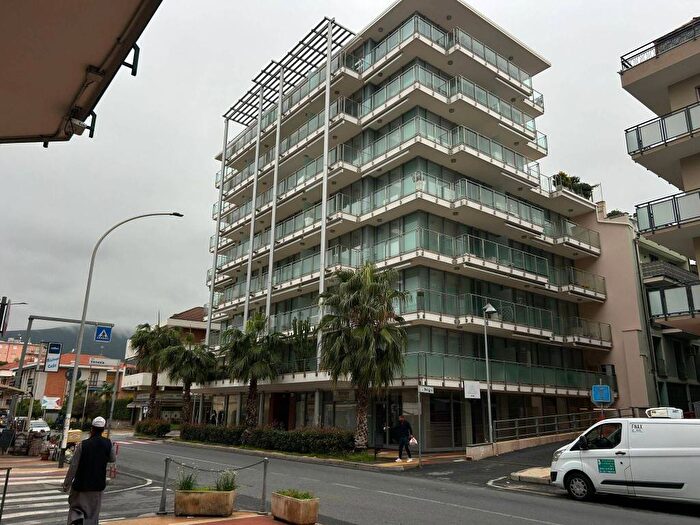 Appartamento trilocale in vendita in Via Aurelia, Centro, Loano