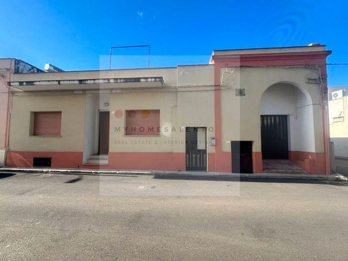 Casa con 6 locali in vendita in Via Trento, Miggiano