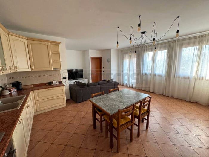 Appartamento quadrilocale in vendita in Via Casona, Centro, Pozzoleone