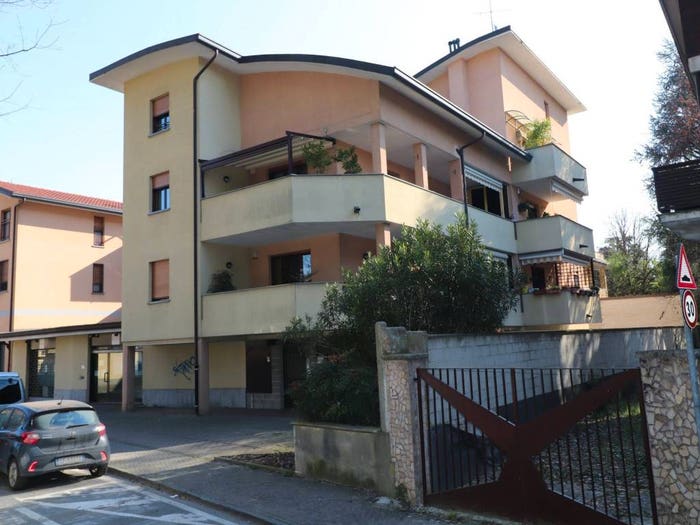 Casa trilocale in vendita in Via Dante Alighieri, Centro, Limbiate