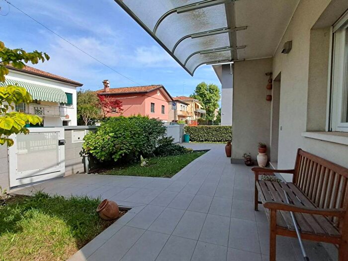 Casa con 6 locali in vendita in Via Brioni, Asseggiano, Venezia