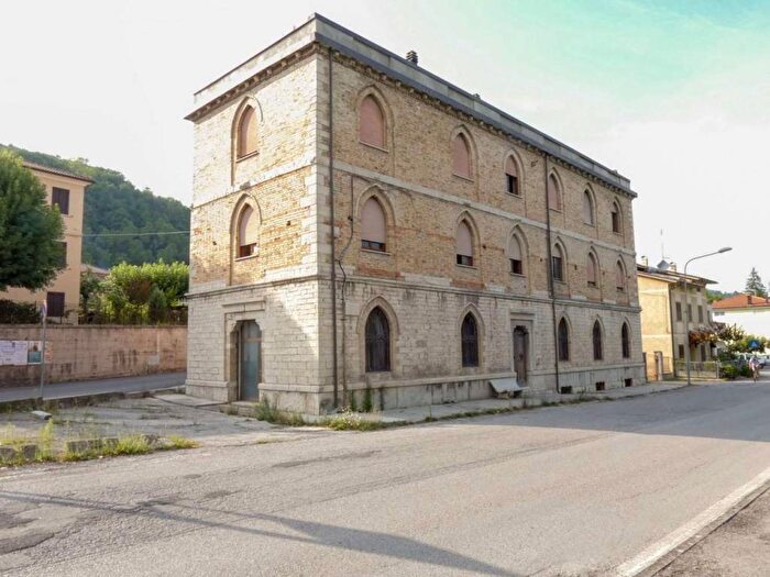 Appartamento quadrilocale in vendita in via Flaminia, Centro, Acqualagna