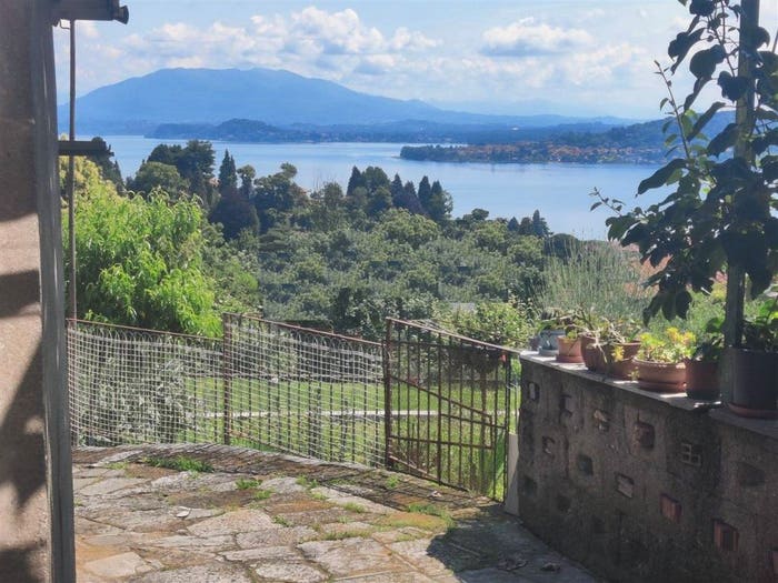 Casa con 6 locali in vendita in Via per Corciago, Centro, Meina