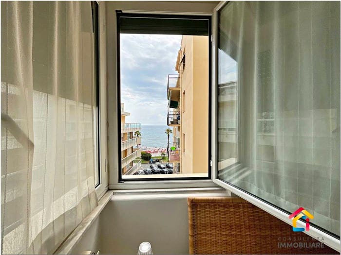 Appartamento con 6 locali in vendita in Piazzale Giuseppe Mazzini, Centro, Loano