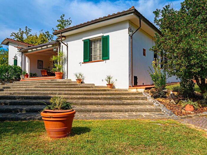 Casa con 6 locali in vendita in Via Leonardo da Vinci, Serravalle Pistoiese