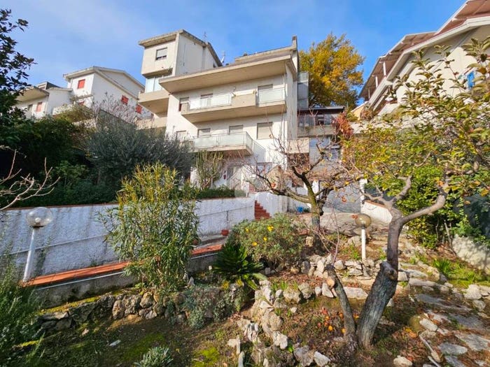 Casa con 6 locali in vendita in Via Barbarana, La Pigna Pigna Bassa, Folignano