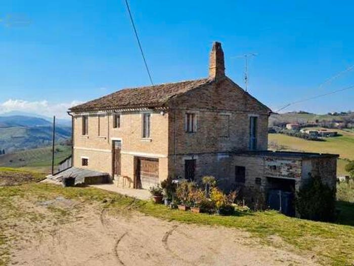 Casa con 6 locali in vendita in Montefiore dell'Aso