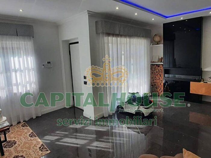 Casa con 6 locali in vendita in Via Montagna, Centurano, Caserta