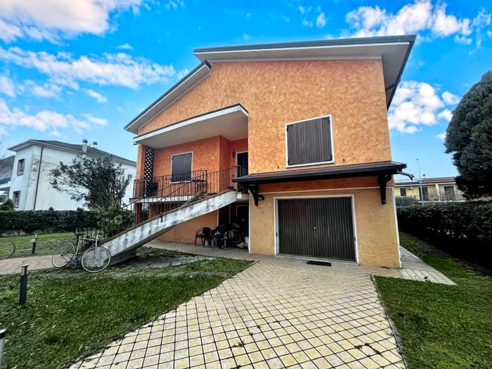 Casa quadrilocale in vendita in Via Sgaler, Centro, Quistello