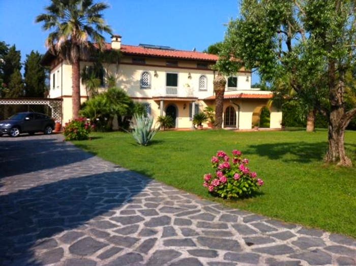 Casa con 6 locali in vendita in Ronchi Poveromo, Massa