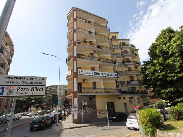 Appartamento con 5 locali in vendita in PIAZZA BENAVENTURA ZUMBINI, Centro, Cosenza