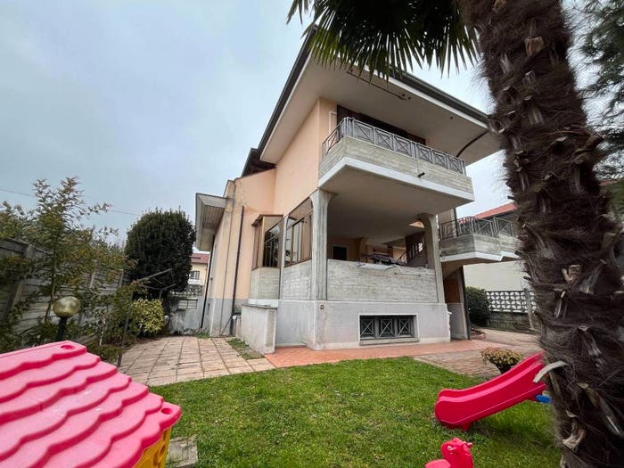 Appartamento con 6 locali in vendita in Via Boffalora Ticino, Redentore, Busto Arsizio