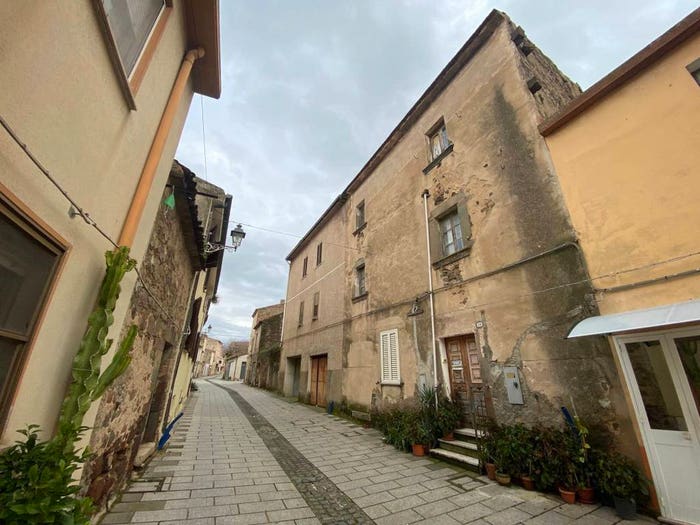 Casa con 6 locali in vendita in Via Nazionale, Oschiri