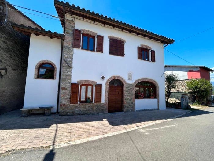 Casa con 6 locali in vendita in Via Ronco, Aulla
