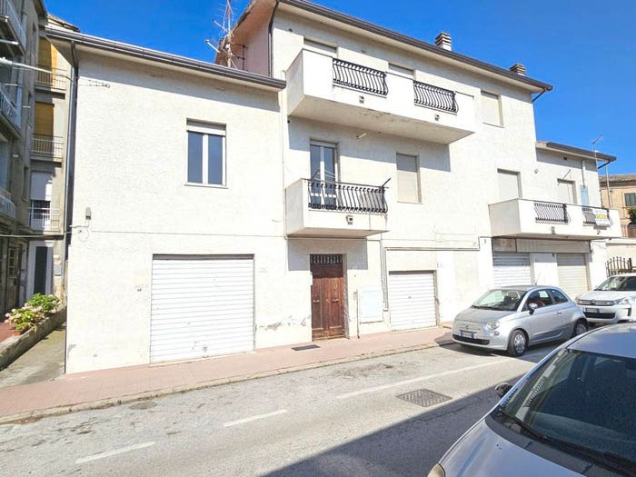 Appartamento trilocale in vendita in Via Martiri Angolani, Centro, Loreto Aprutino