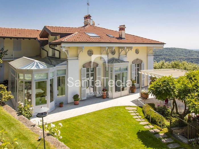 Casa con 6 locali in vendita in via Vittorio Veneto, Colazza
