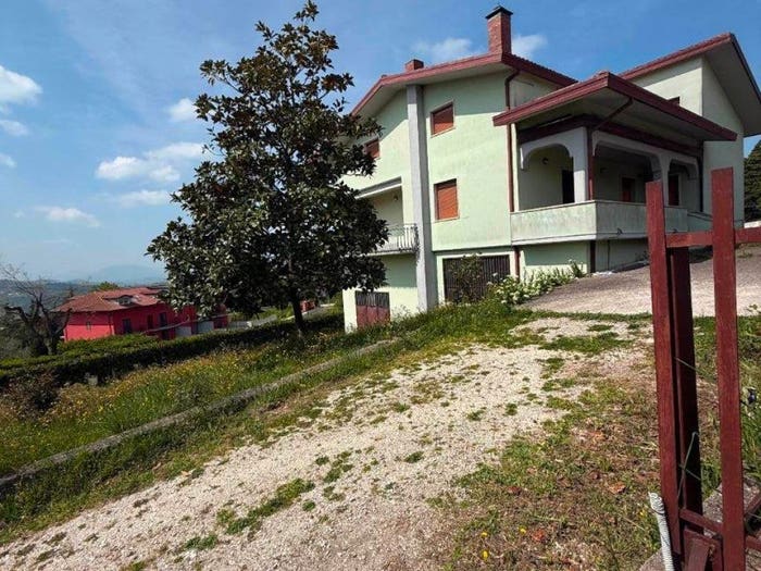 Casa con 6 locali in vendita in Via Canale, Montemiletto