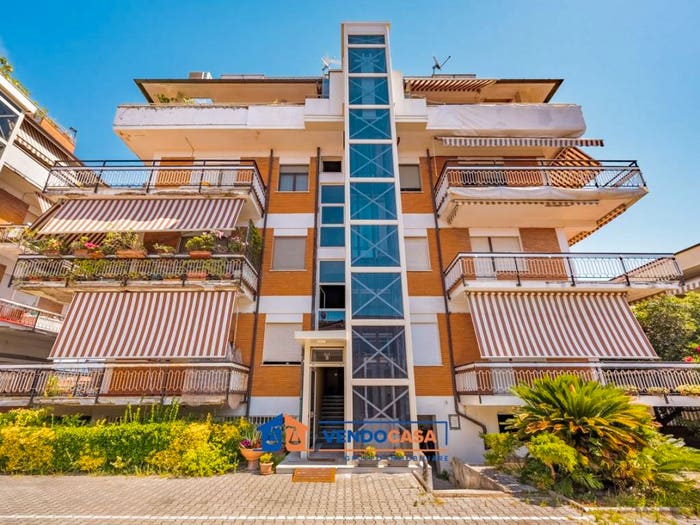 Appartamento trilocale in vendita in Via San Leonardo, Marina di Massa Centro, Massa