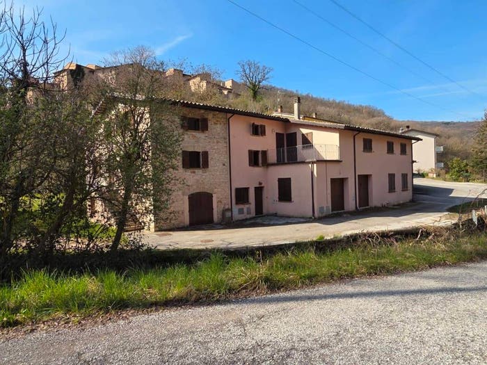 Casa con 6 locali in vendita in Cese, Nocera Umbra