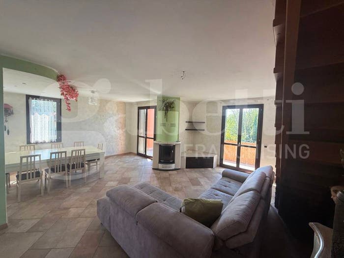 Appartamento con 5 locali in vendita in via maddalena snc, Centro, Lurago d'Erba