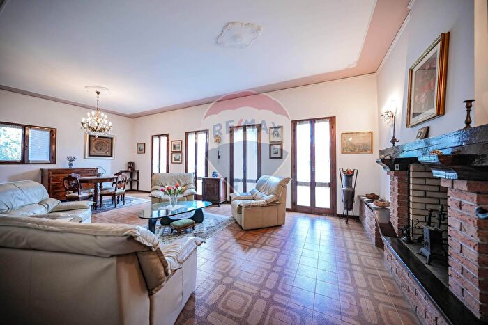 Casa con 8 locali in vendita in Via O Pivari, Tresignana