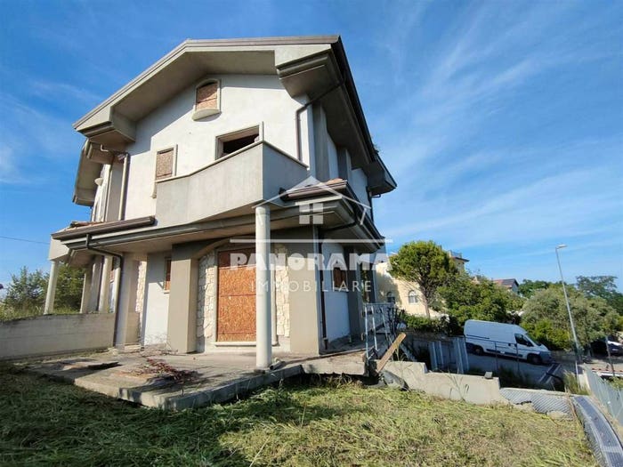 Casa con 6 locali in vendita in Coriano