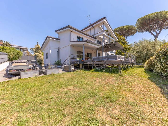 Casa con 6 locali in vendita in Viale dei Pini, Centro, Genzano di Roma