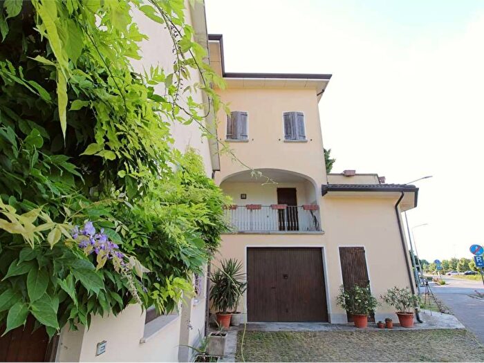 Casa con 6 locali in vendita in viale De Amicis, Centro, Fabbrico