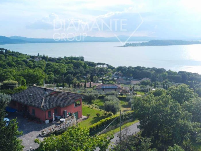 Casa con 6 locali in vendita in San Feliciano, Magione