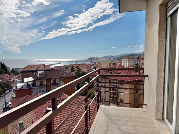 Casa quadrilocale in vendita in Via Diano Calderina, Oneglia, Imperia