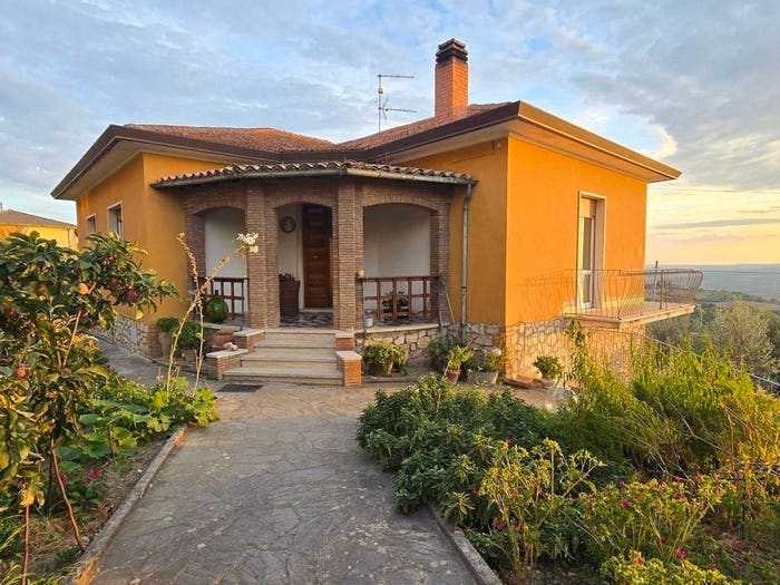 Casa con 6 locali in vendita in Via Pagliericci, Centro, Montecchio