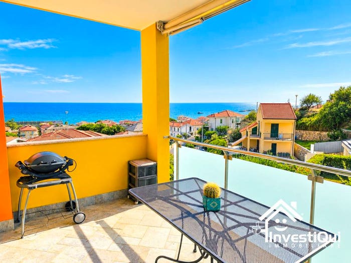 Appartamento quadrilocale in vendita in Via della Cornice, Centro, Pietra Ligure