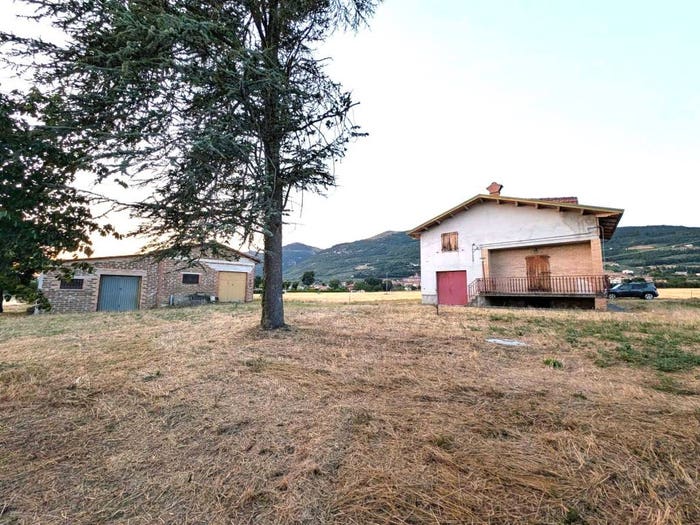 Casa con 6 locali in vendita in Via delle Caselle, Gubbio